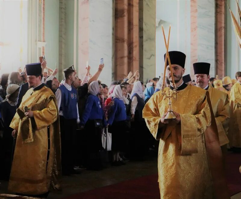 Пасхальное богослужение в петропавловском соборе. Петропавловском соборе в санкт-петербурга богослужение служба. Литургия в петропавловском соборе. Петропавловском соборе в санкт-петербурга богослужение служба. Петропавловский собор богослужение.