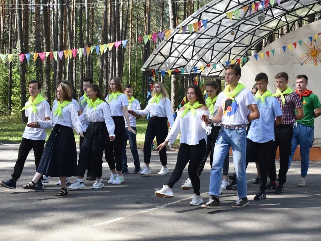 Дол искорка. Лагерь Искорка Брянск. Палаточный лагерь Искорка Брянск. Летний лагерь Искорка в Брянске.