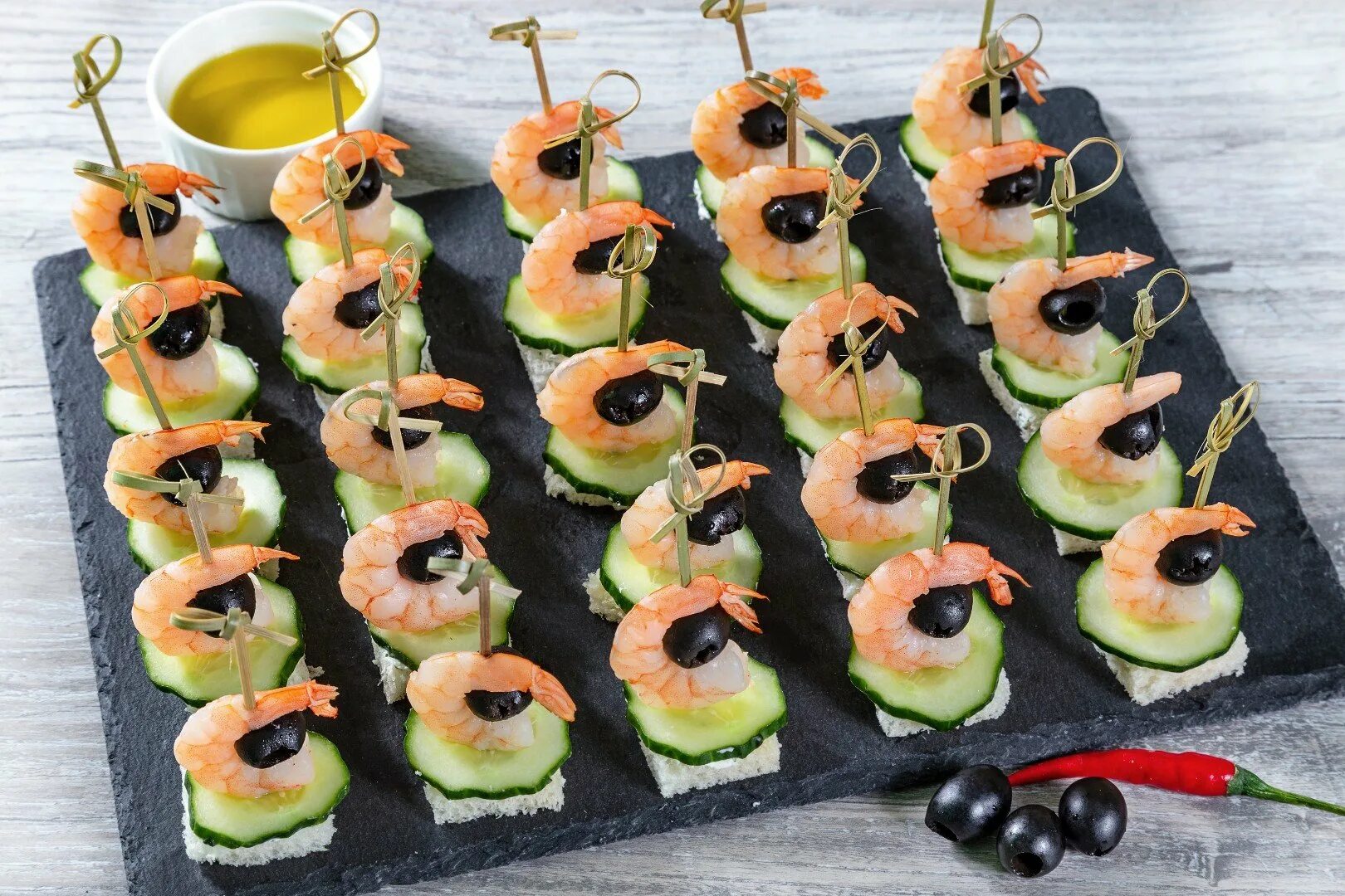 канапе креветка манго авокадо. закуска еа шпажкахф с креветкамм. канапе с креветками рецепты с фото простые. канапе с креветками и оливками. канапе с креветками рецепты с фото простые.