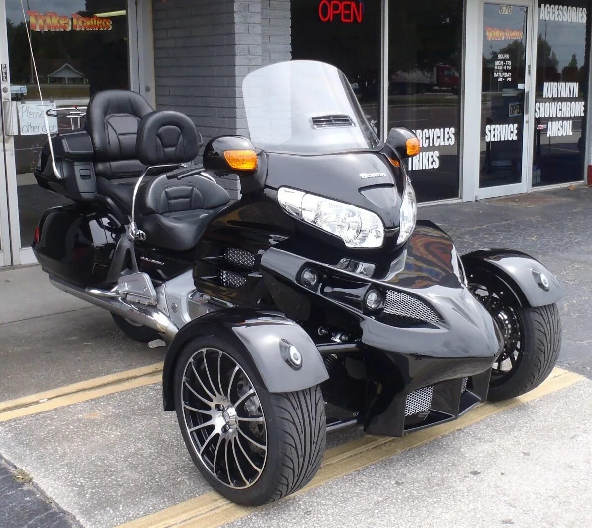 Трехколесный мотоцикл купить. Honda Gold Wing 1800 Trike. Honda Goldwing 1800 трёхколёсный. Honda Gold Wing трицикл. Honda Gold Wing трайк.