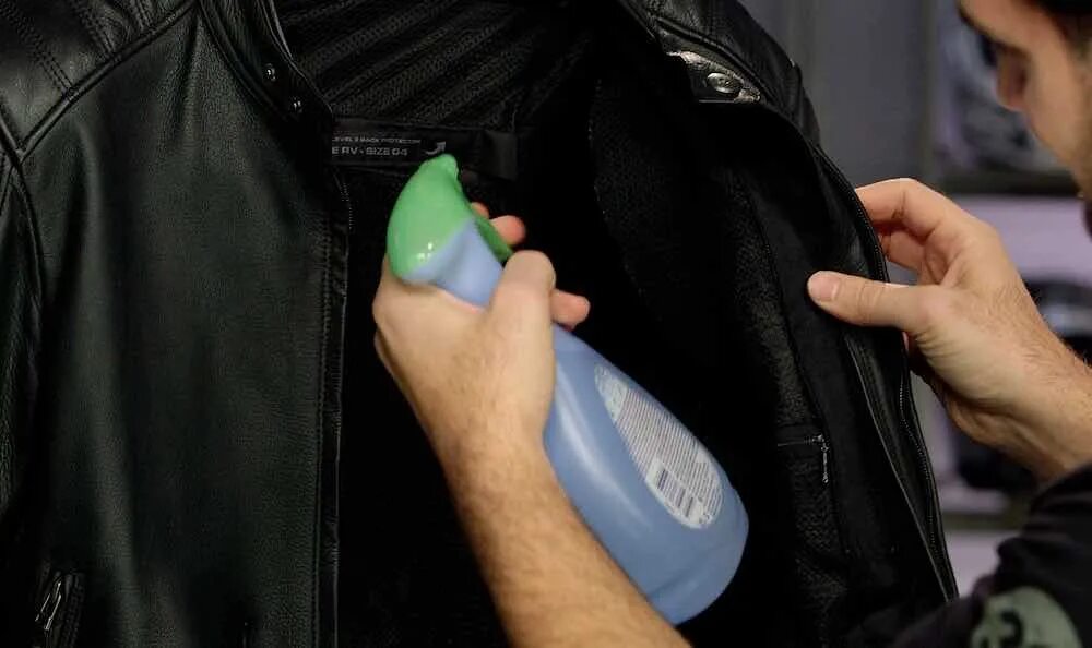 пятна на кожаной куртке. пятна на кожаной куртке. почистить кож куртку. чистка кожаной куртки. чистка кожи куртки.