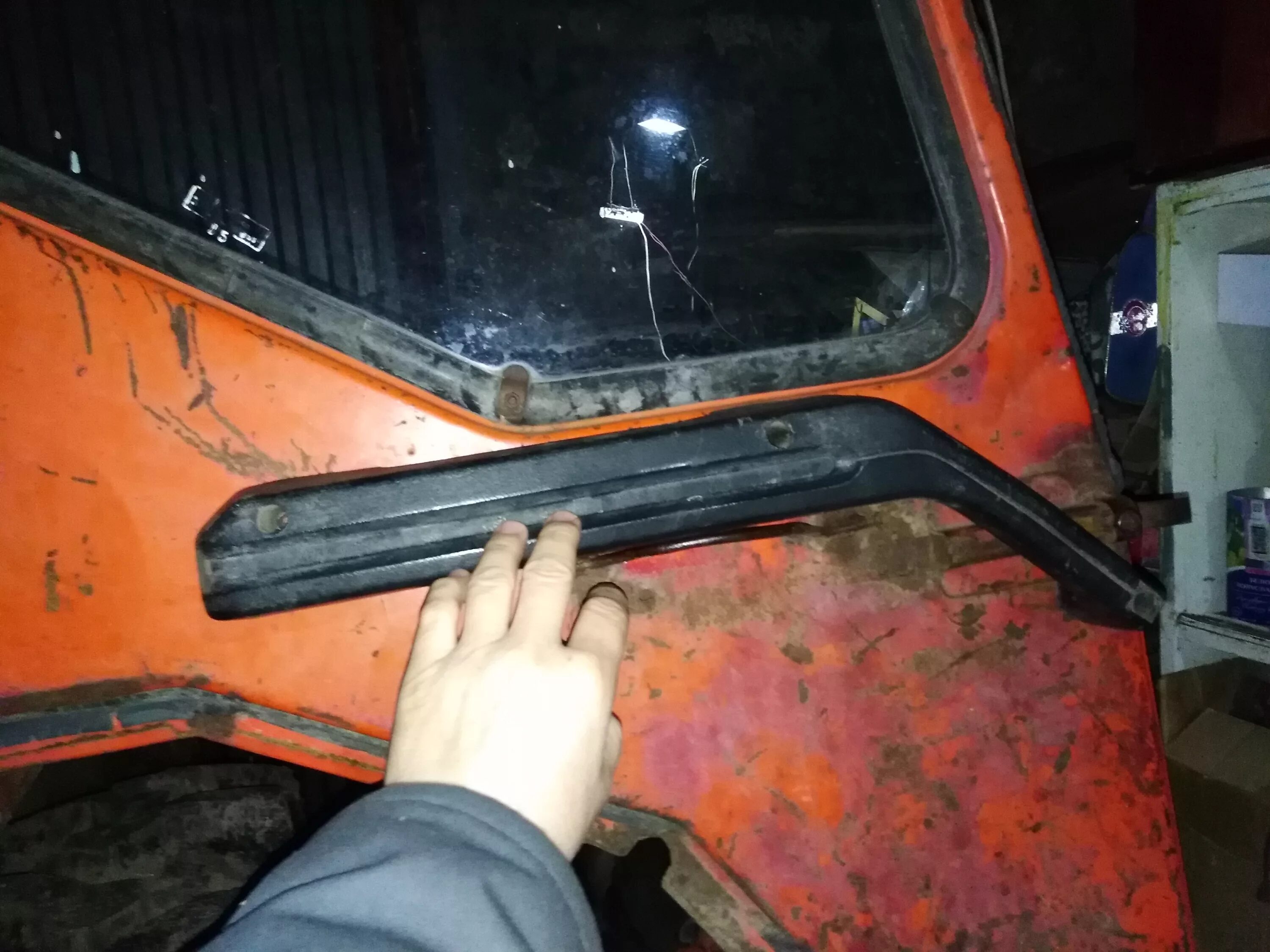 Как вставить стекло в трактор. Самодельные двери т 16. стекло двери т-16. двери на т-16. дверь на т 25 своими руками.