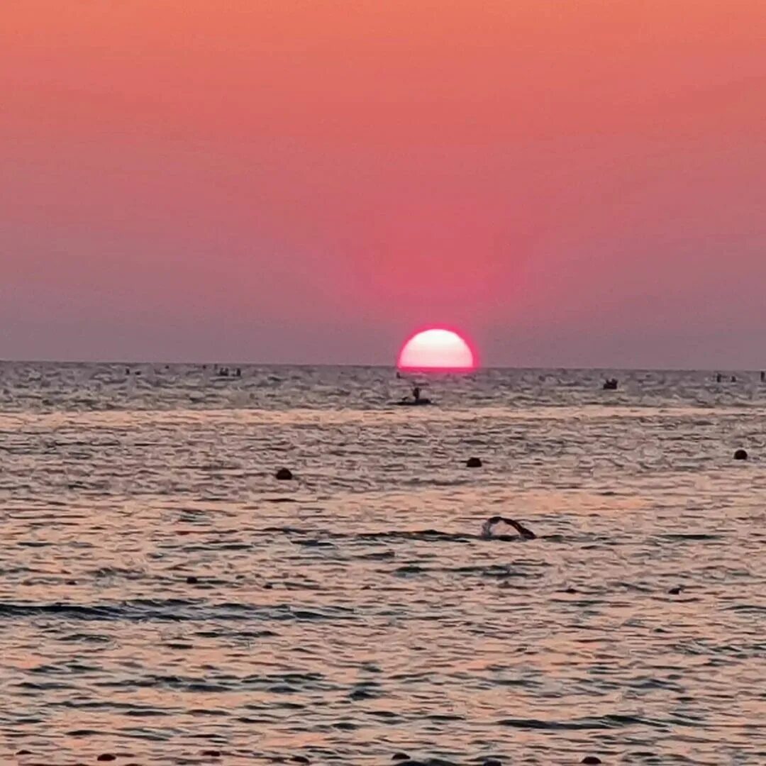 Утомленное море нежно с морем прощалось. Утомленное море нежно с морем прощалось