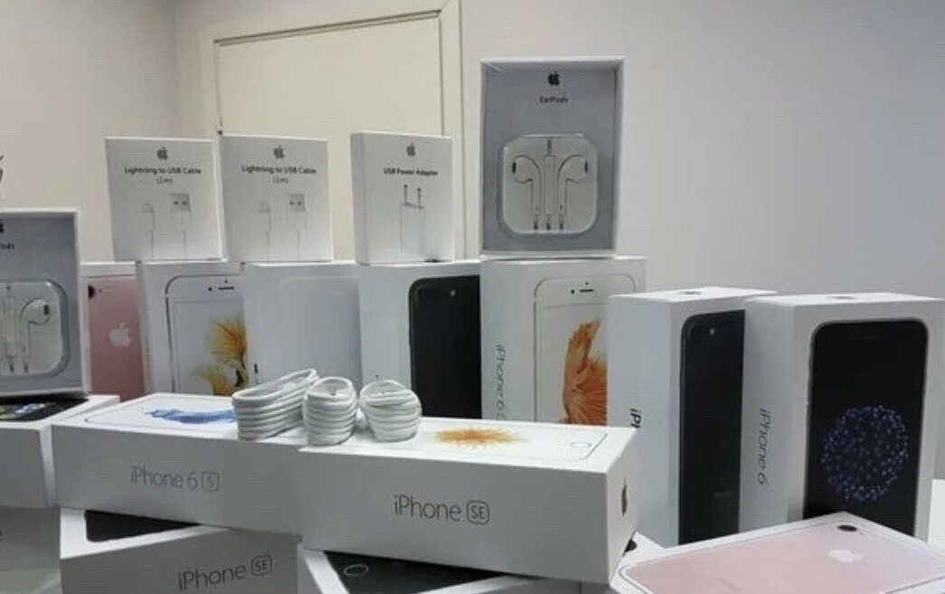 Магазин списанной техники apple за 0. Техника Apple в коробках. Продукция эпл в коробках. Куча коробки с айфонами. Техника Apple Волжский.