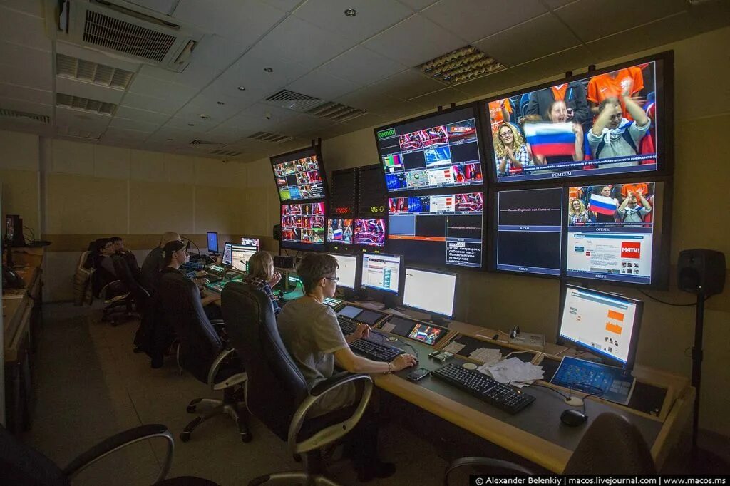 включи телестанцию. операторы телекомпании мир. телерадиокомпания мир 1993. гараж передвижная телестудия матч. сми телевидение.