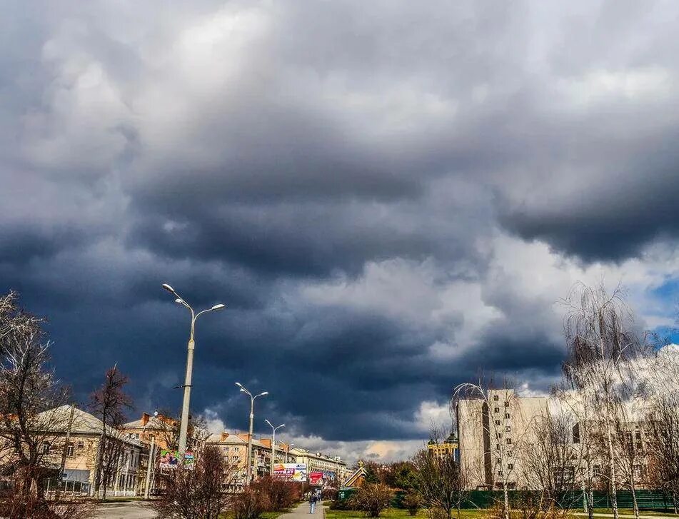 Город пасмурно. Хмурое лето город. Пасмурная погода. Климат города.