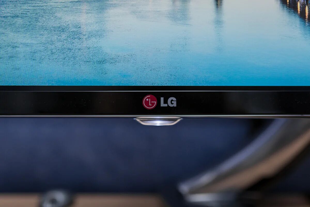 Телевизор lg не горит лампочка. Кнопки на телевизоре. Выключения телевизора LG. Кнопка включения телевизора. Кнопка выключения телевизора LG.