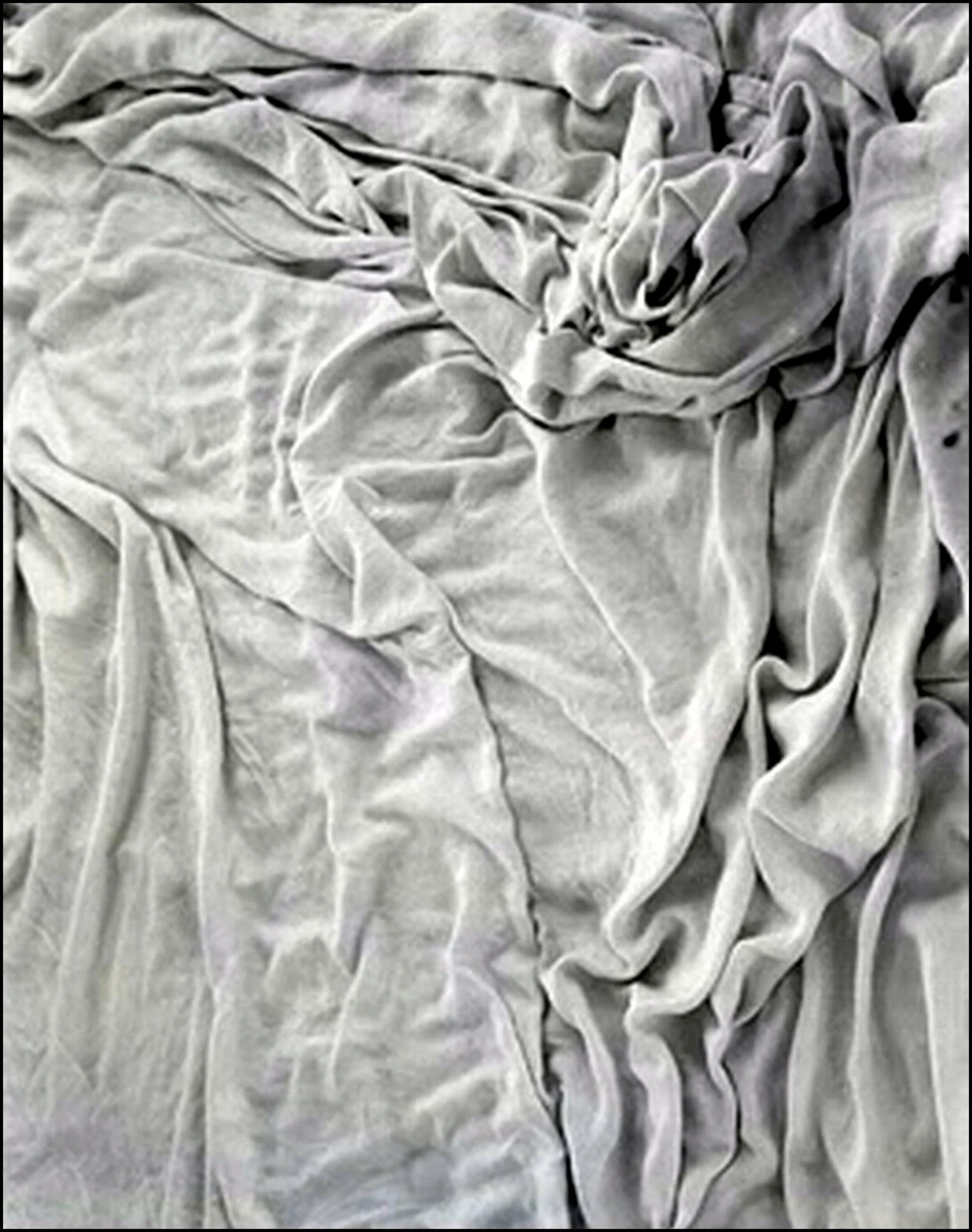 Almaty на мятых простынях цвета мак. Мятая белая ткань. Складки ткани текстура. Мятая простынь. Текстура мятой ткани.