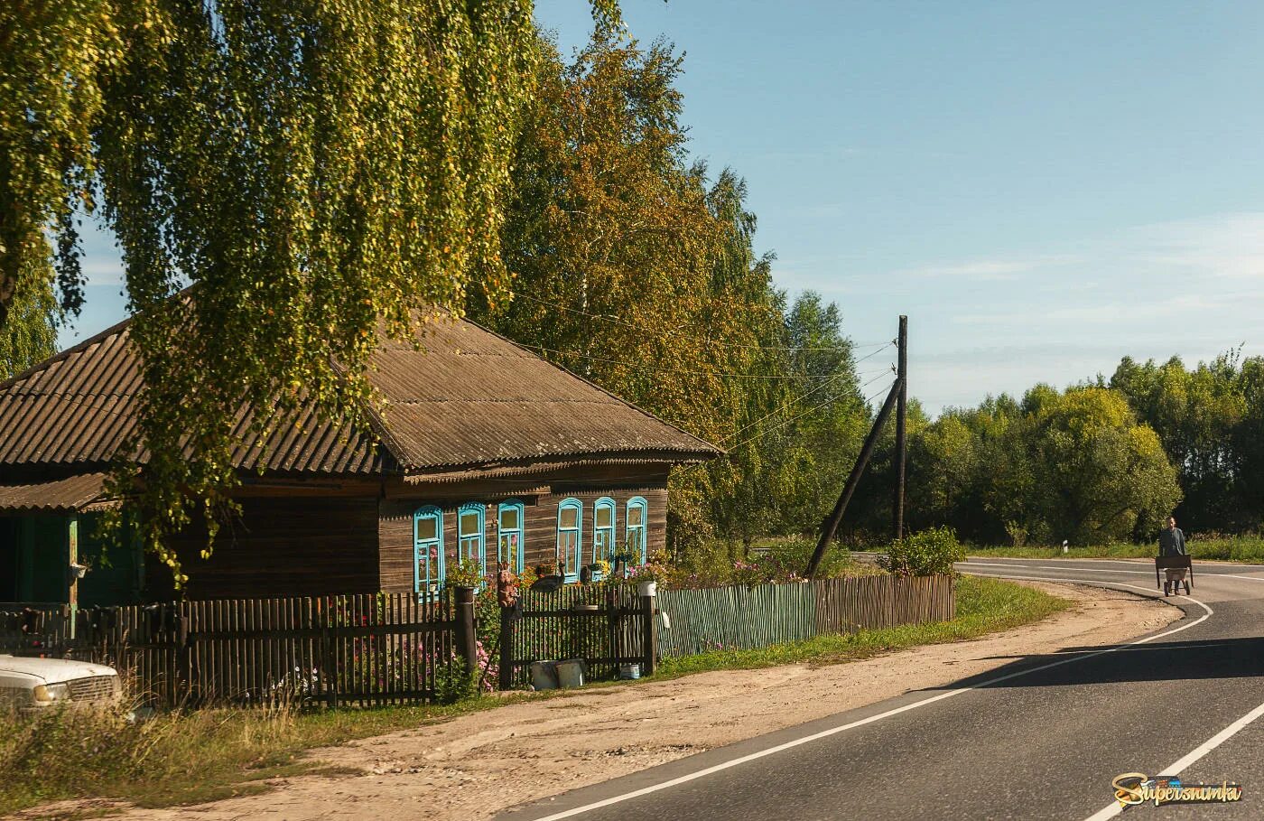 Деревенский дом у дороги. Деревенский домик у дороги. Деревенские дома у дороги. Деревня дом дорога.