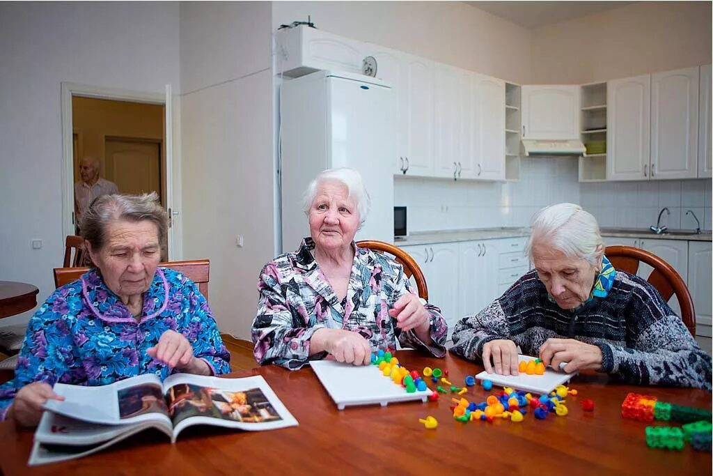 Дом пенсионеров. Дом престарелых. Социальный дом престарелых. Пенсионеры в доме престарелых.