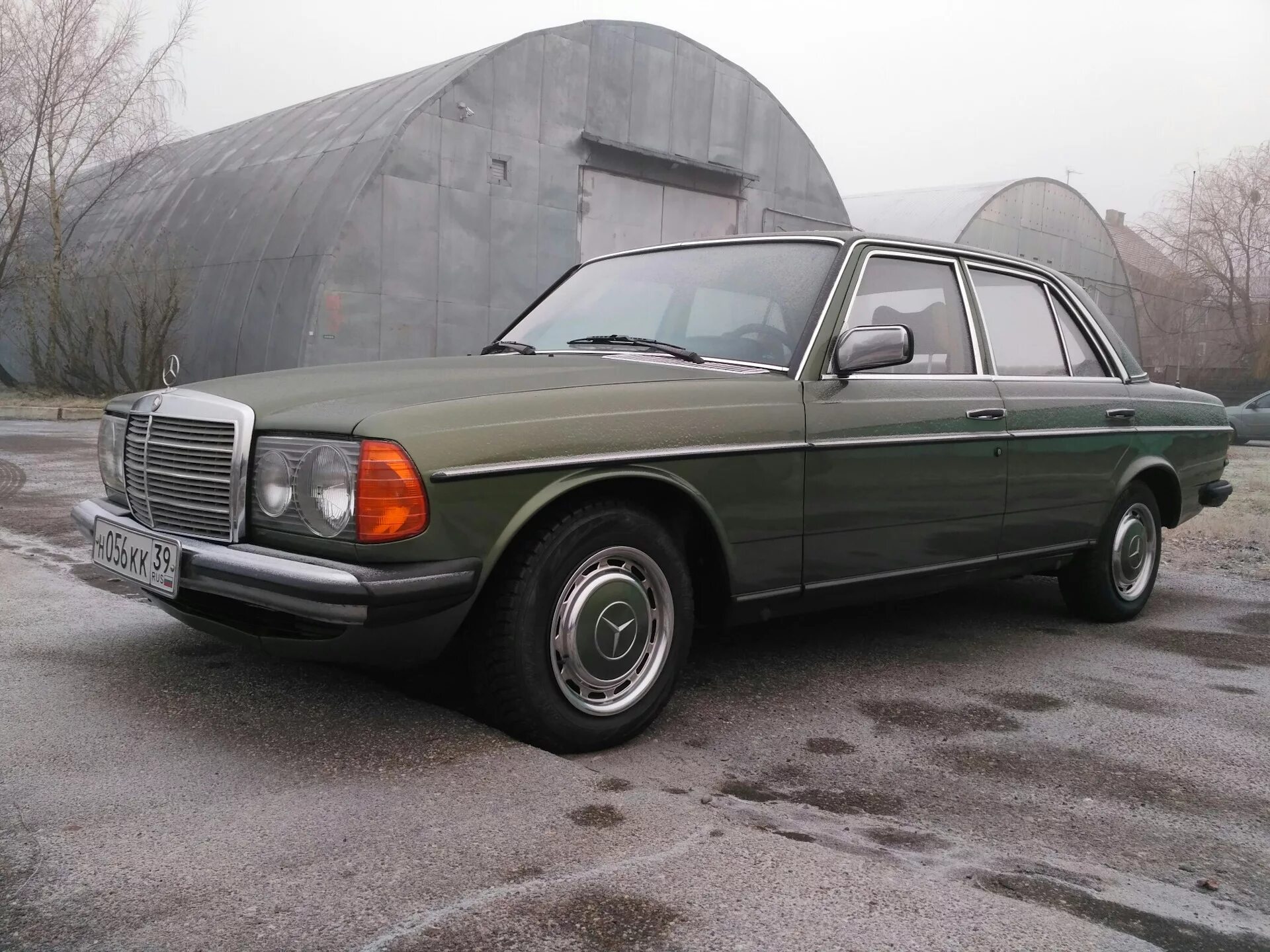 Мерседес 123 дизель купить. Mercedes w123 Green. Мерседес w123 зеленый. Мерседес 123 кузов. Мерседес дипломат w123.