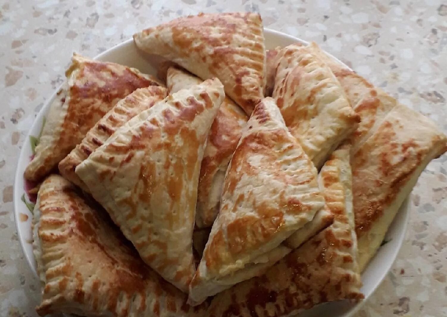 Хачапури ачма. Хачапури слоеное тесто с сыром и творогом. Конвертики из слоеного теста с сыром. Хачапури из слоёного теста с сыром. Хачапури слоеное тесто с сыром и творогом.