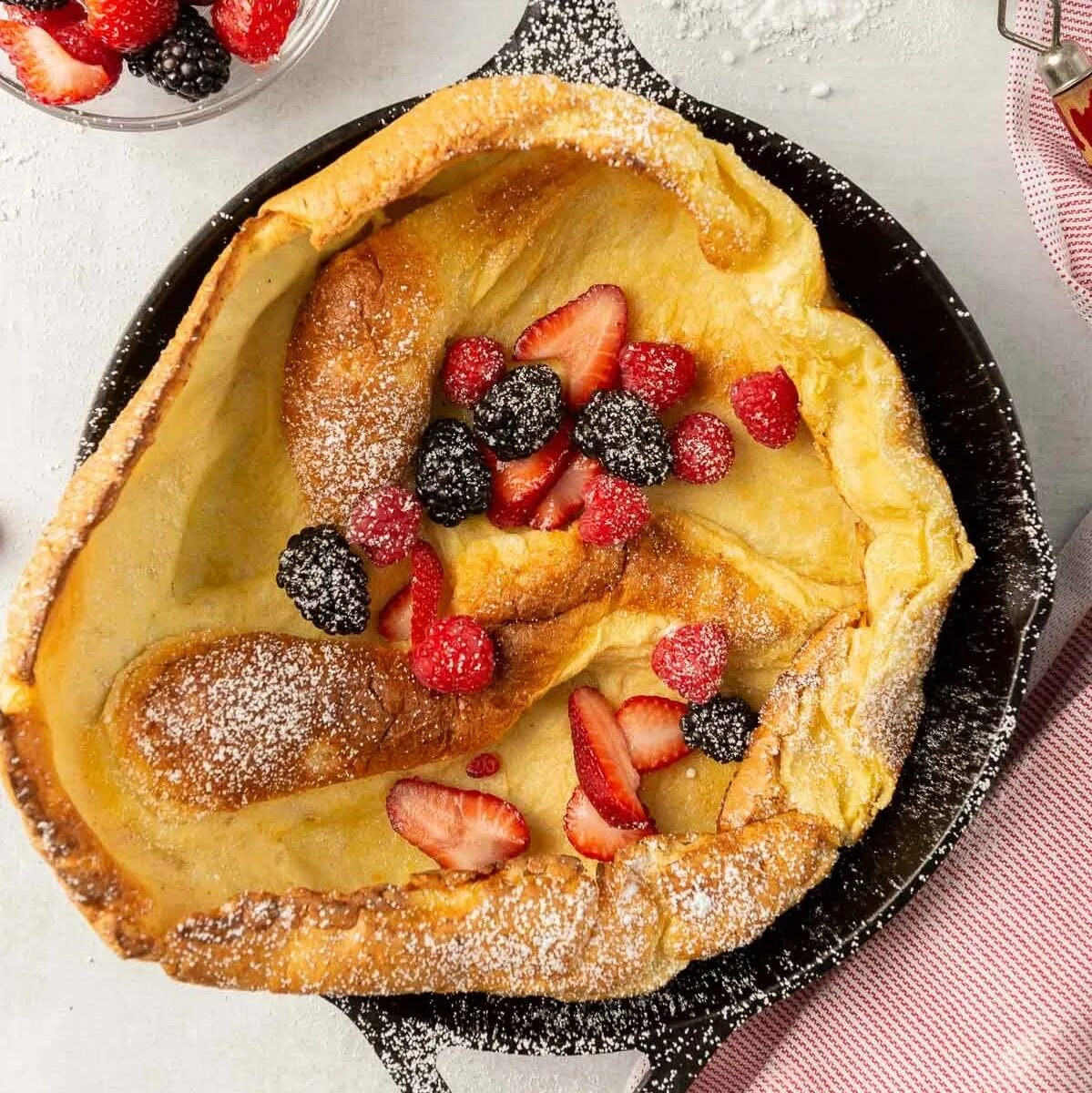 Голландский блин датч бейби. Dutch baby pancake. Немецкие блины. Немецкие блины. Dutch baby.