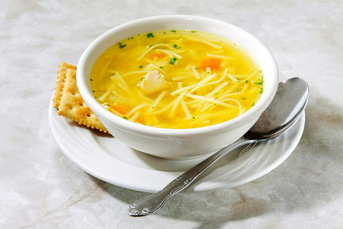 Суп куриный вермишелевый. Куриный суп с вермишелью. Суп вермишелевый на курином бульоне. Суп вермишелевый с курицей. Суп лапша с морковью
