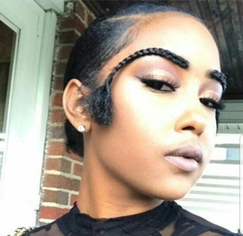 Ужасные брови у девушек. Смешные брови у девушек. Ужасные брови у девушек. Дурацкий макияж. Нарисованные брови.