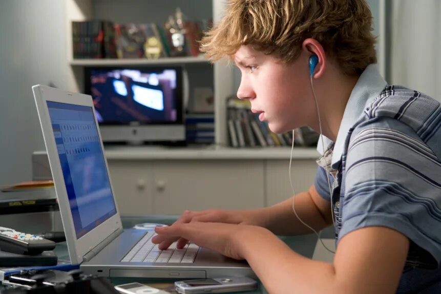Подросток за компьютером. Подросток и компьютер. Подросток играющий в компьютер. Ребенок за компьютером. Компьютерные игры с чего начать