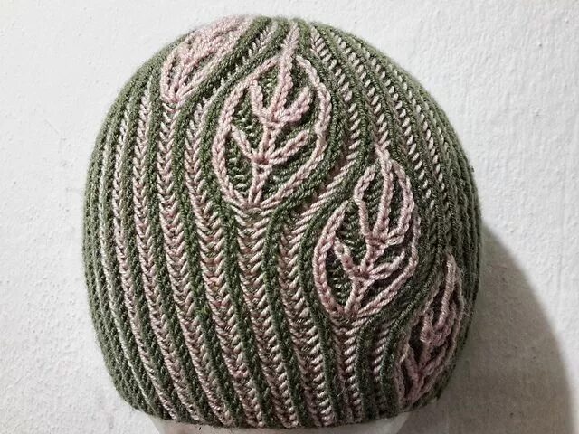 Техника бриошь крючком. Шапка Бриошь. Шапка в технике Бриошь. Бриошь спицами. Вязаные шапки Бриошь.