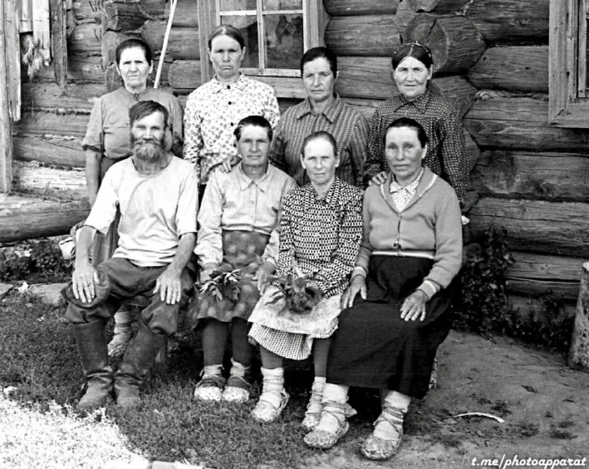 Раньше всех жил кто. Колхозники в лаптях 1961. Крестьяне в лаптях 1961 год. Колхозники в лаптях 1961 год СССР. Фото колхозники в лаптях 1961 год.