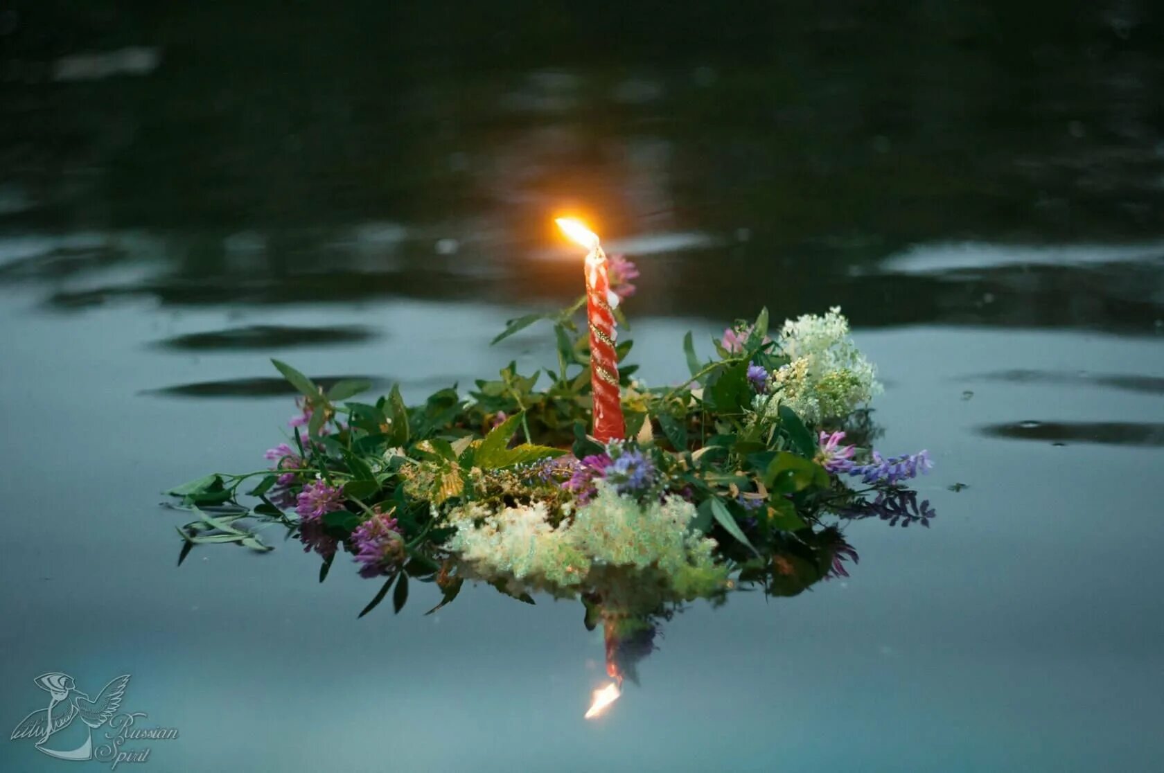 Венок на ивана купала. Венок из травы. Венок на праздник ивана купала. Венки на купала. Пускание венков на ивана купала.