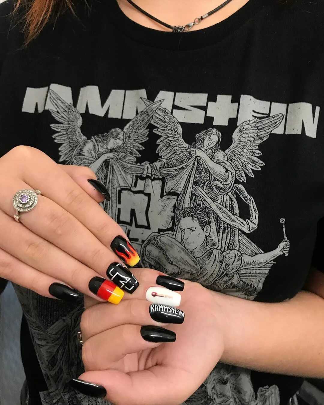 Маникюр в стиле рок. Дизайн ногтей в стиле рок. Ногти в стиле панк. Ногти молодежные.