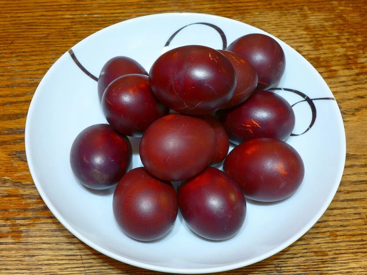 Покрасить красные яйца. Красное яйцо. Бордовые яйца. Крашеное яйцо бордовое. Пасхальные яйца бордовые.