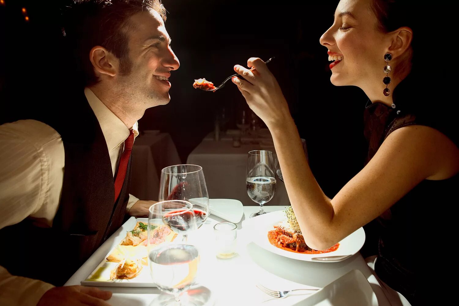 Вернуться к ужину. Романтический ужин в кафе. Мужчина и женщина романтический ужин. Мужчина в ресторане. Мужчина и женщина в ресторане.