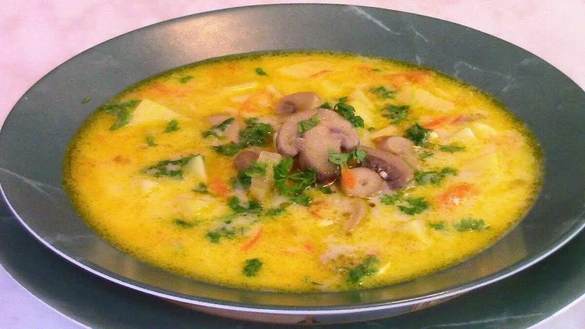 Суп курица с грибами и картошкой. Грибной суп с плавленным сыром. Грибной суп из шампиньонов с плавленным сыром. Сырный грибной суп с шампиньонами. Грибной суп с плавленым сыром.