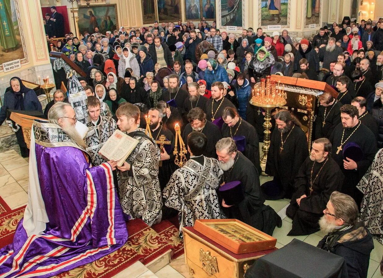 Чин прощения сколько идет. Прощеное воскресенье чин прощения. Прощеное воскресенье чин прощения в храме. Прощеное воскресенье служба в храме. Прощенное воскресенье Церковь.