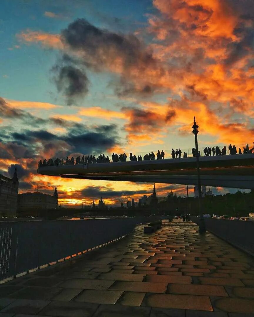 Парк Зарядье закат. Парк Зарядье мост. Парящий мост в Москве. Закат в Москве.