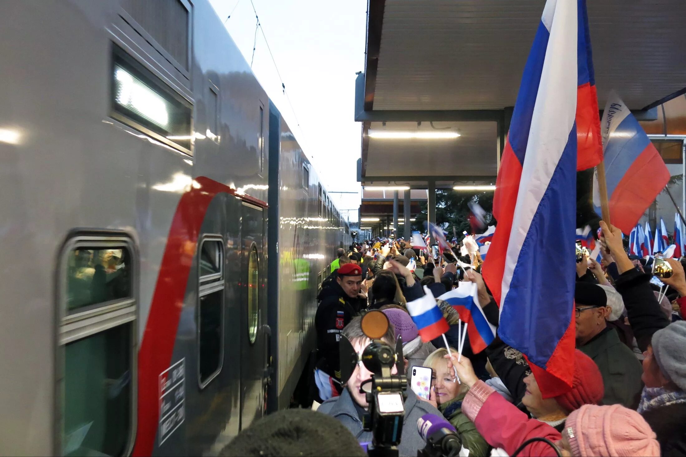 Едут ли поезда в крым. Поезд Таврия Москва Симферополь. Поезд Москва Симферополь. Двухэтажный поезд в Крым. Двухэтажный поезд Москва Симферополь.