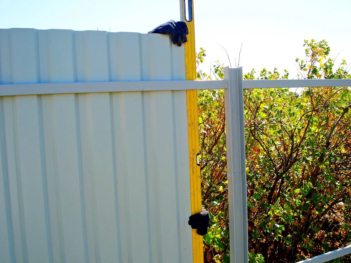 монтаж профнастила на забор. установка профнастила. крепление профлиста на забор. сколько саморезов на 1 профлист забора. монтаж профлиста на забор своими руками.