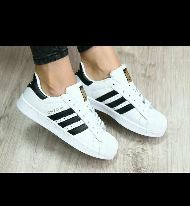 Кеды adidas Superstar белые мужские. Кроссовки адидас белые мужские с полосками. Кеды адидас с тремя полосками. Женские кроссовки адидас белые с тремя полосками. Кроссовки адидас с белыми полосками