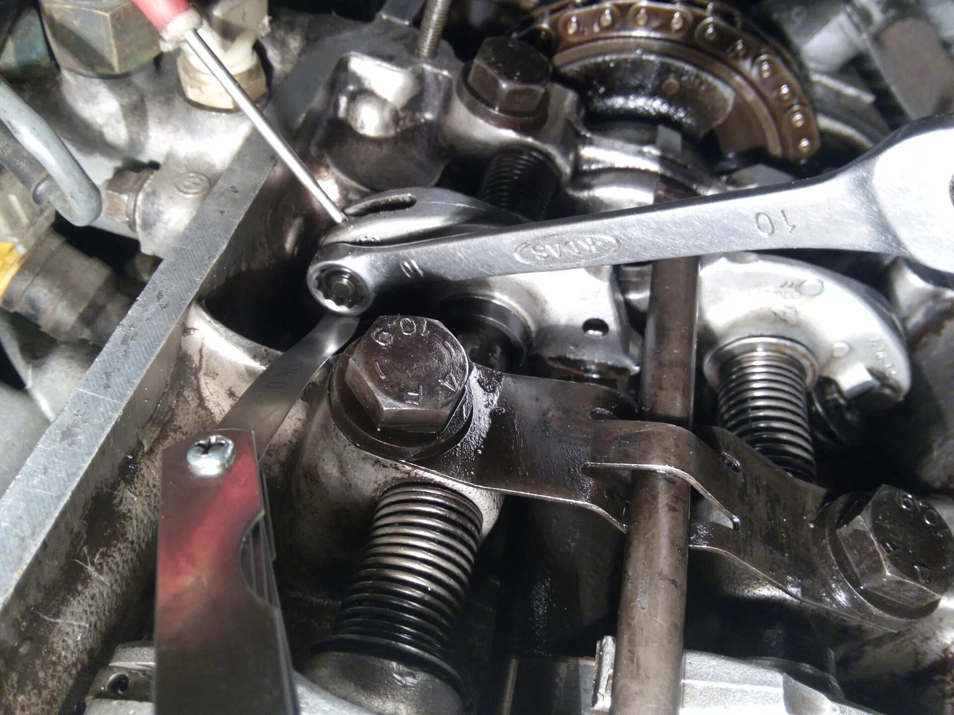 Регулировка клапанов через. Шайбы для регулировки клапанов ваз 2114. Регулировочная шайба клапанов 2109. Регулировка клапанов двигателя д 16 а хонда. Регулировка клапанов через.