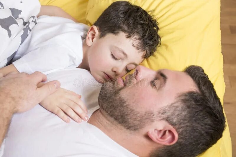 Близость отца с сыном. Boy с папами в кровати. Отец и сын спят в обнимку. Беседа сына с отцом в кровати.