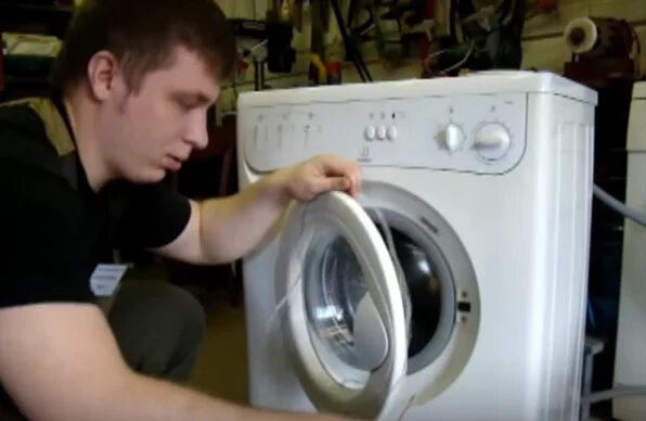 Стиральная машина hotpoint ariston bwmd 942. Hotpoint-ariston aqs1d 09. Стиральная машина hotpoint ariston 4 кг. Аристон стиральная машина не открывается дверца. Окно из дверцы стиральной машинки.