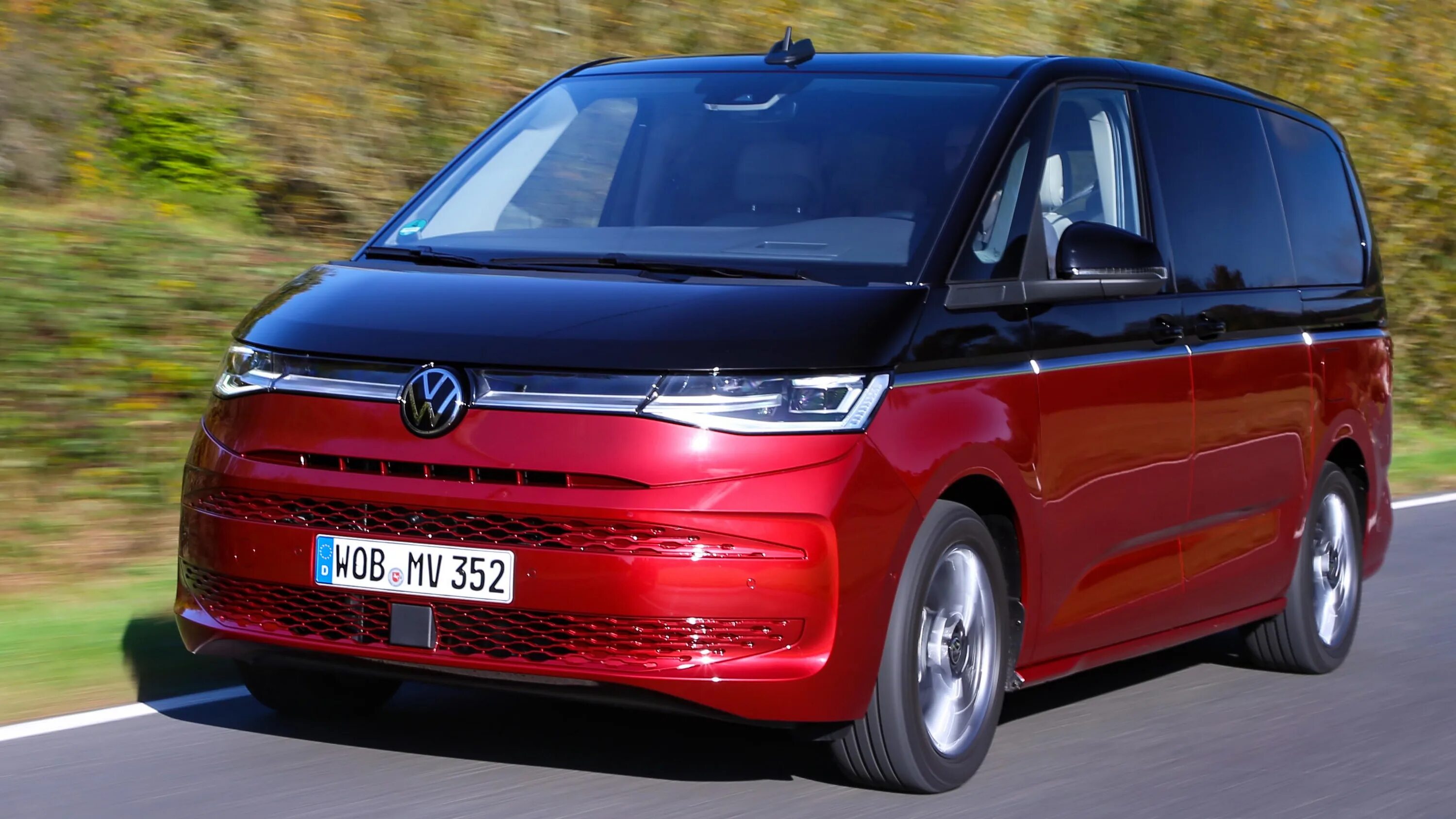 Мультивен без водителя. Мультивен трактор. Мультивен без водителя. Volkswagen multivan long 2020. Переднеприводный микроавтобус.