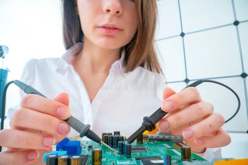 Работа инженер лаборатории. Инженер электроник. engineer technology женщина. форма инженера электронщика. собрание инженеров электронщиков.