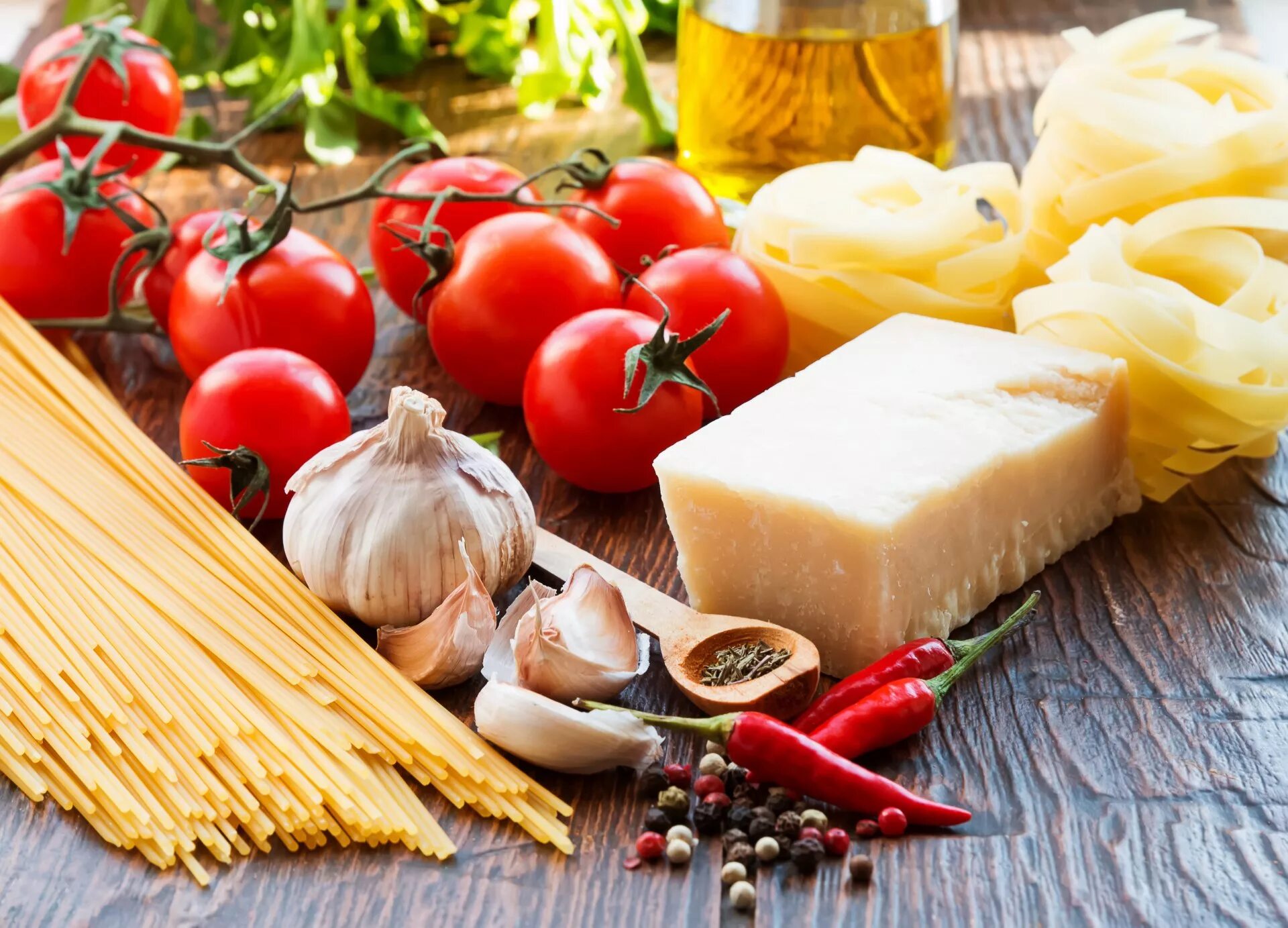 Сыр. Итальянские продукты. Продукты итальянской кухни. Сыр с овощами. Свежие овощи и сыры