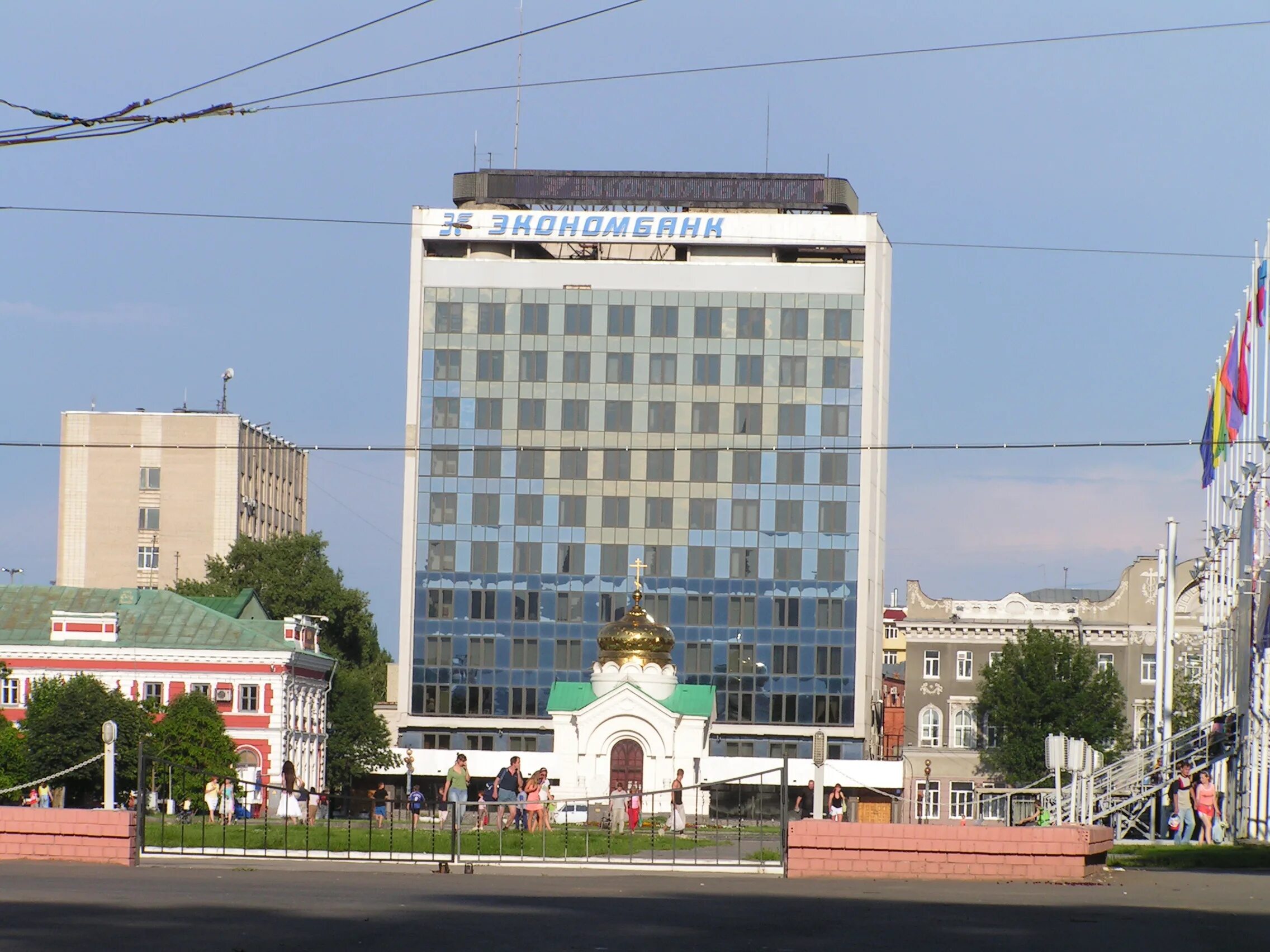 Экономбанк саратов сегодня. Экономбанк Саратов. Экономбанк Саратов Театральная площадь. Фото Экономбанк Саратов. Председатель Экономбанка Саратов.