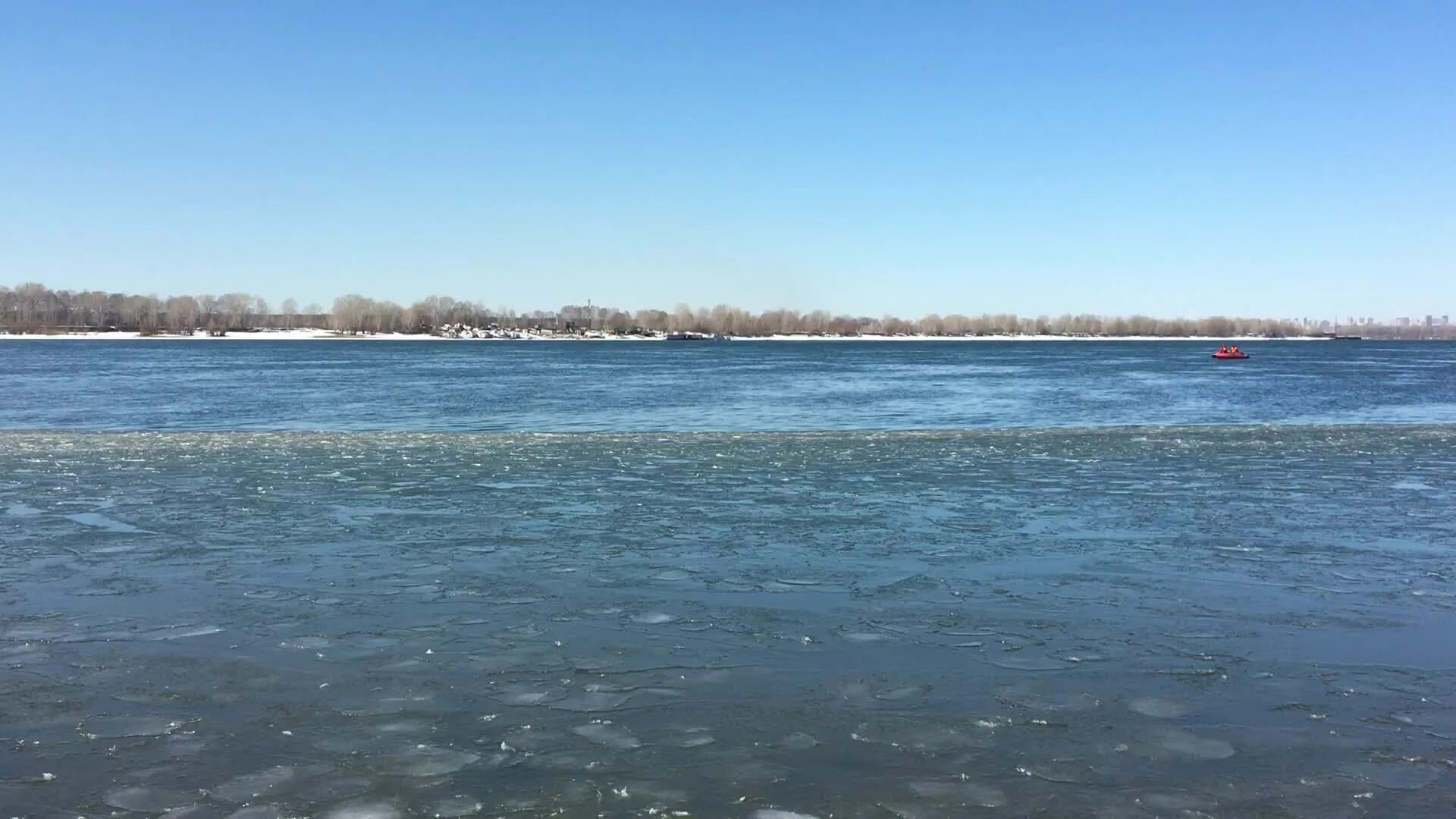 Река Обь пляж лето. Река между Академгородком и Бердском. Река Обь дачный пляж лето. Замерзает ли Обь в Новосибирске зимой. Город обь погода в городе оби