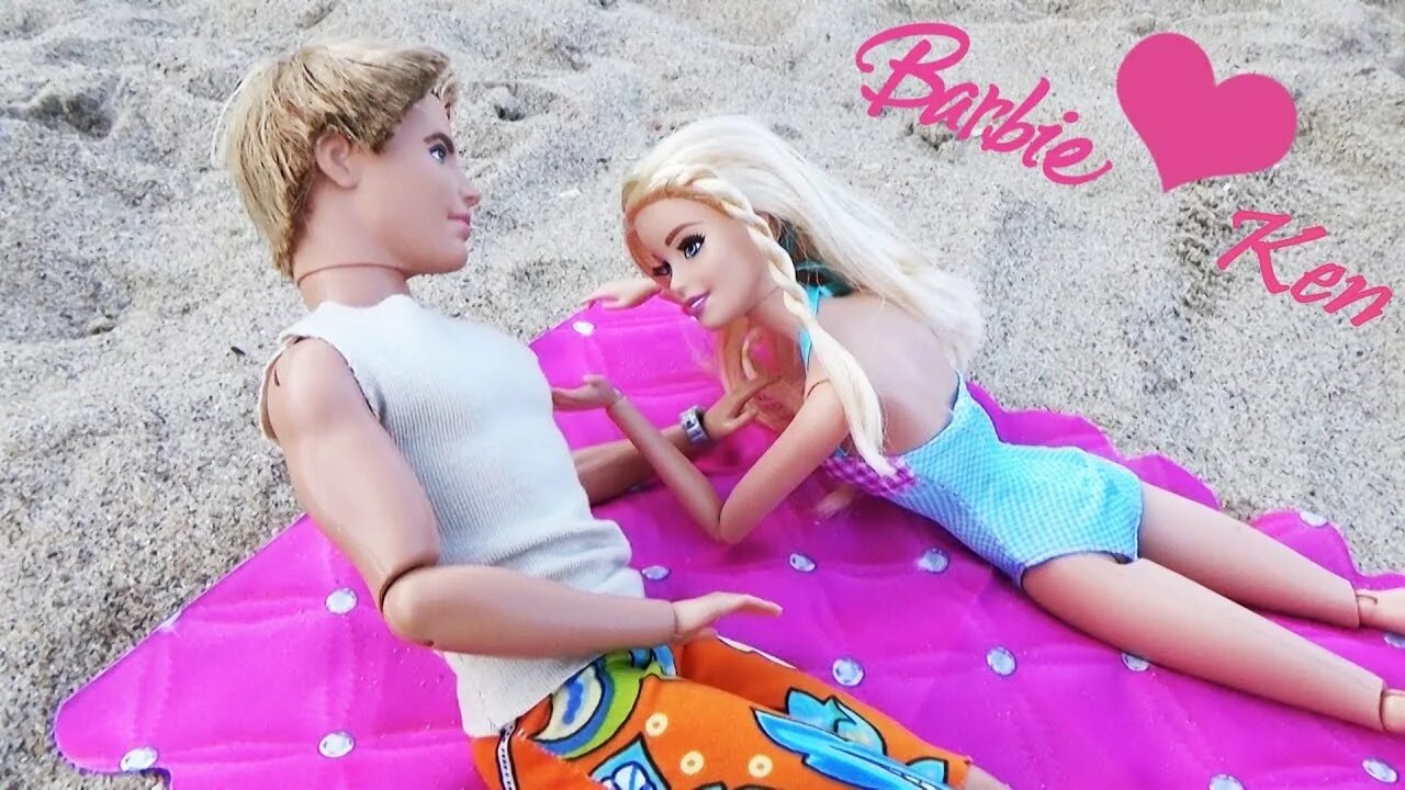 Барби играет в куклы. Кукла Барби. Куклы Барби и Кен и дом. Куклы Барби на море.
