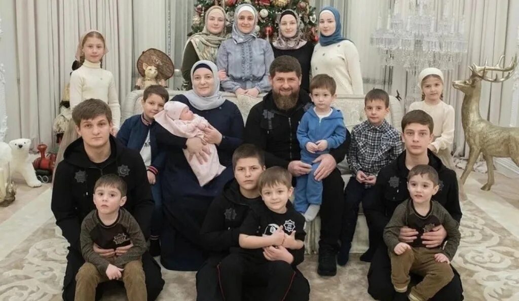 Сын кадырова должность. Семья рамзана кадырова 2025. медни кадырова. медни мусаевна кадырова. сын кадырова рамзана ахматовича.