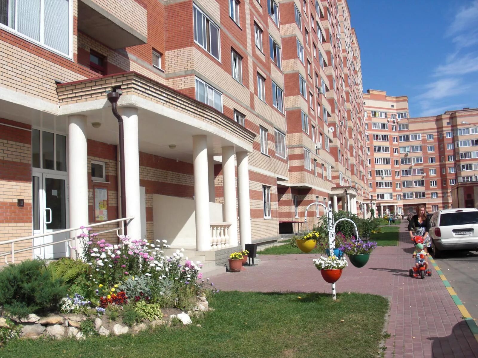 Новостройки - Двор нового дома на ул. Островского, 22. - Информационно-развлекат