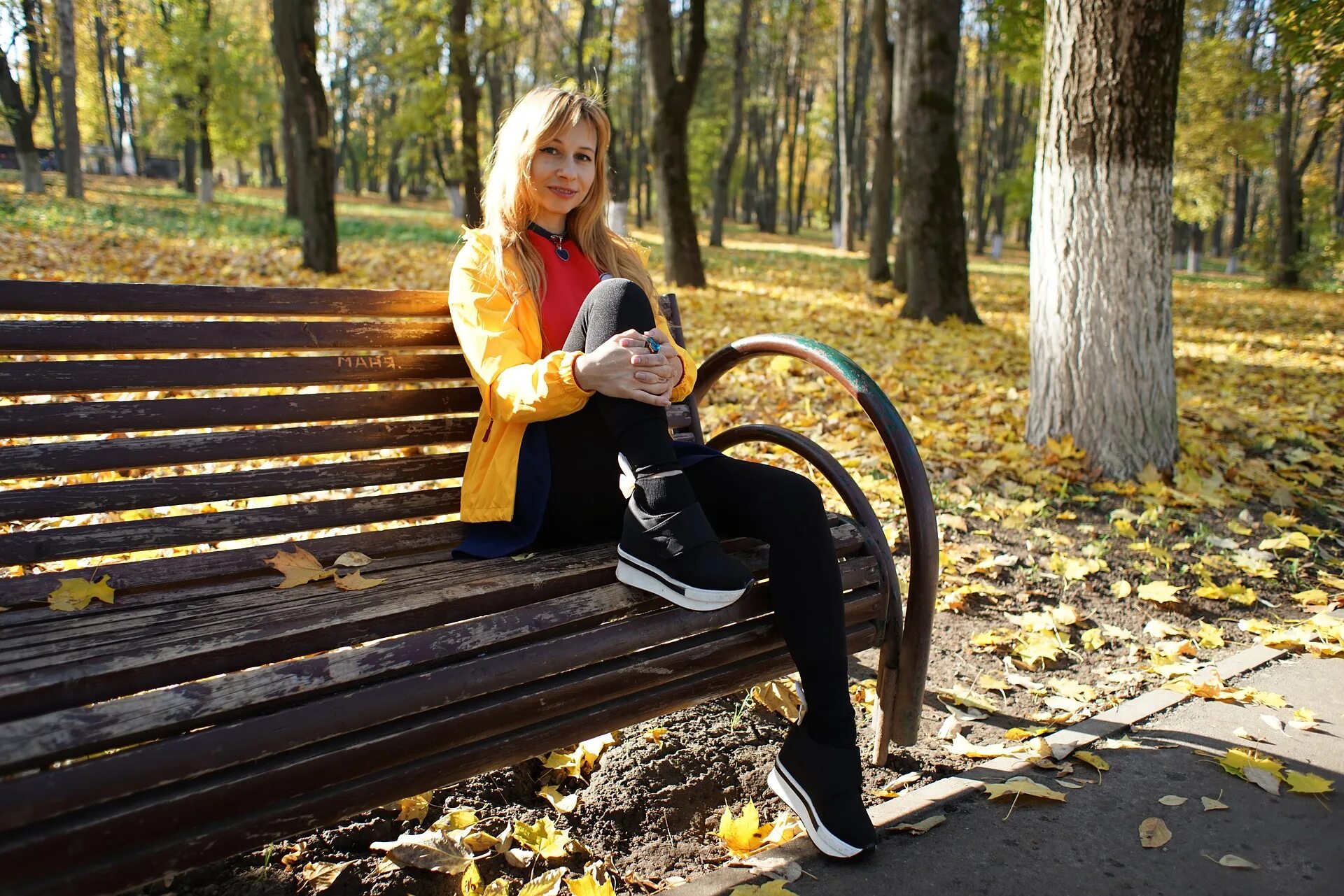 В парке 2 3. Фотосессия в парке. фотосессия на лавочке. лавочка в парке. фотосессия на скамейке.