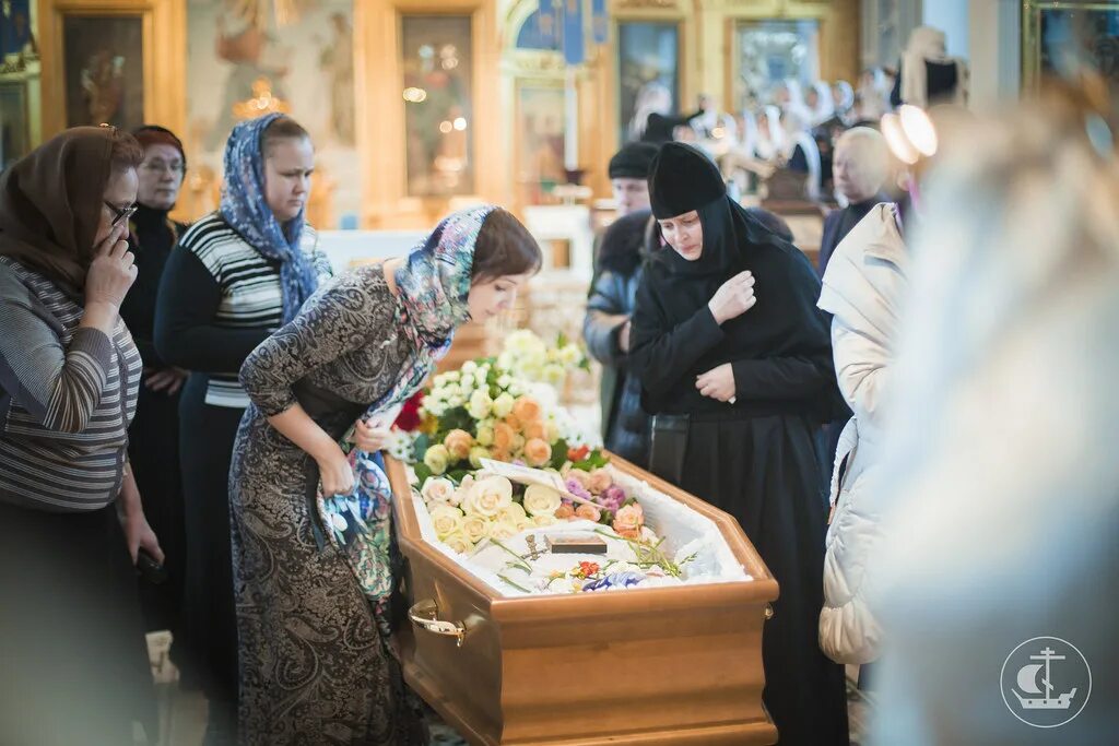 Платки на голову похороны. Женщина в храме. Одежда в храм для женщины. Отпевание девушек в храме.