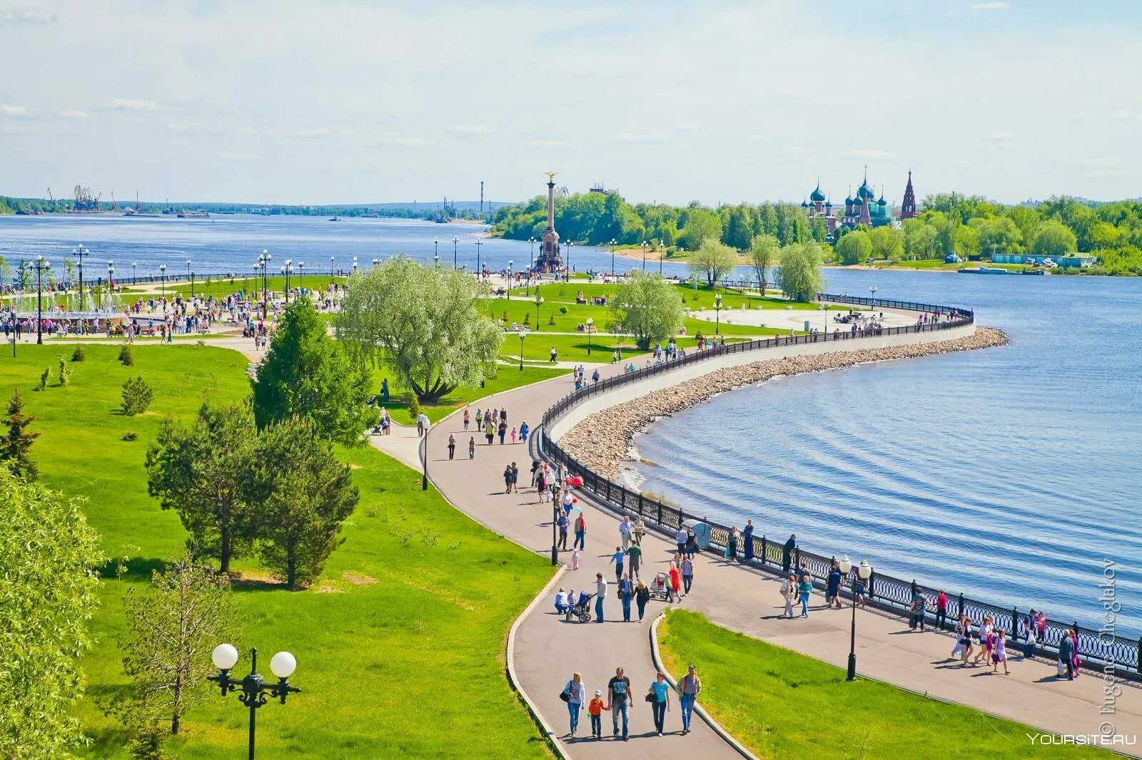 В каких городах есть набережные. Парк на стрелке ярославль. набережная реки которосль в ярославле. набережные волги и которосли ярославль. стрелка волги и которосли ярославль.