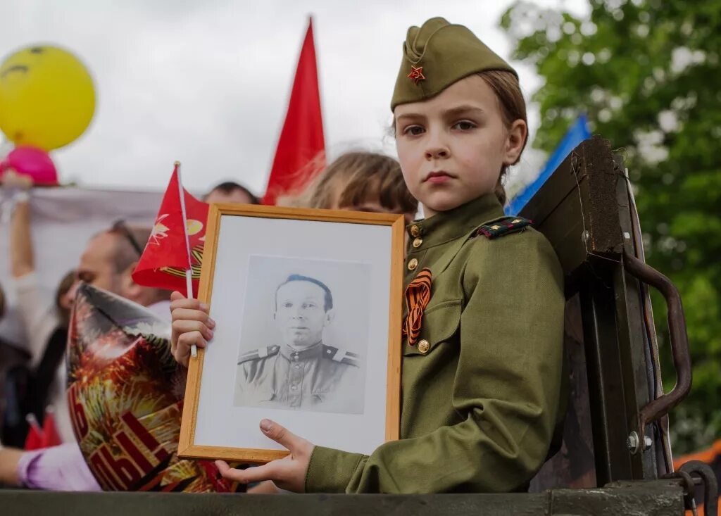 Мама с папой на параде песня. Бессмертный полк. День Победы Бессмертный полк. Бессмертный полк дети. Дети войны.