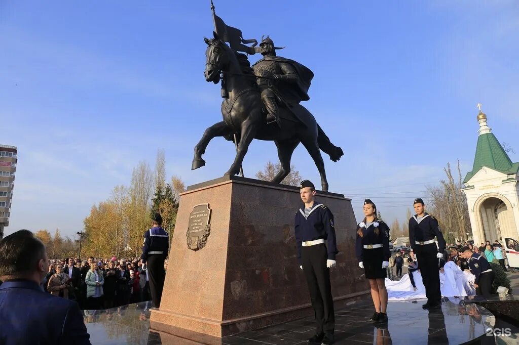 Памятник собакину в новой Усмани. Новая Усмань Воронежская область памятник собакину. Памятники новой Усмани Воронежской области. Новая Усмань памятник Воеводе собакину.