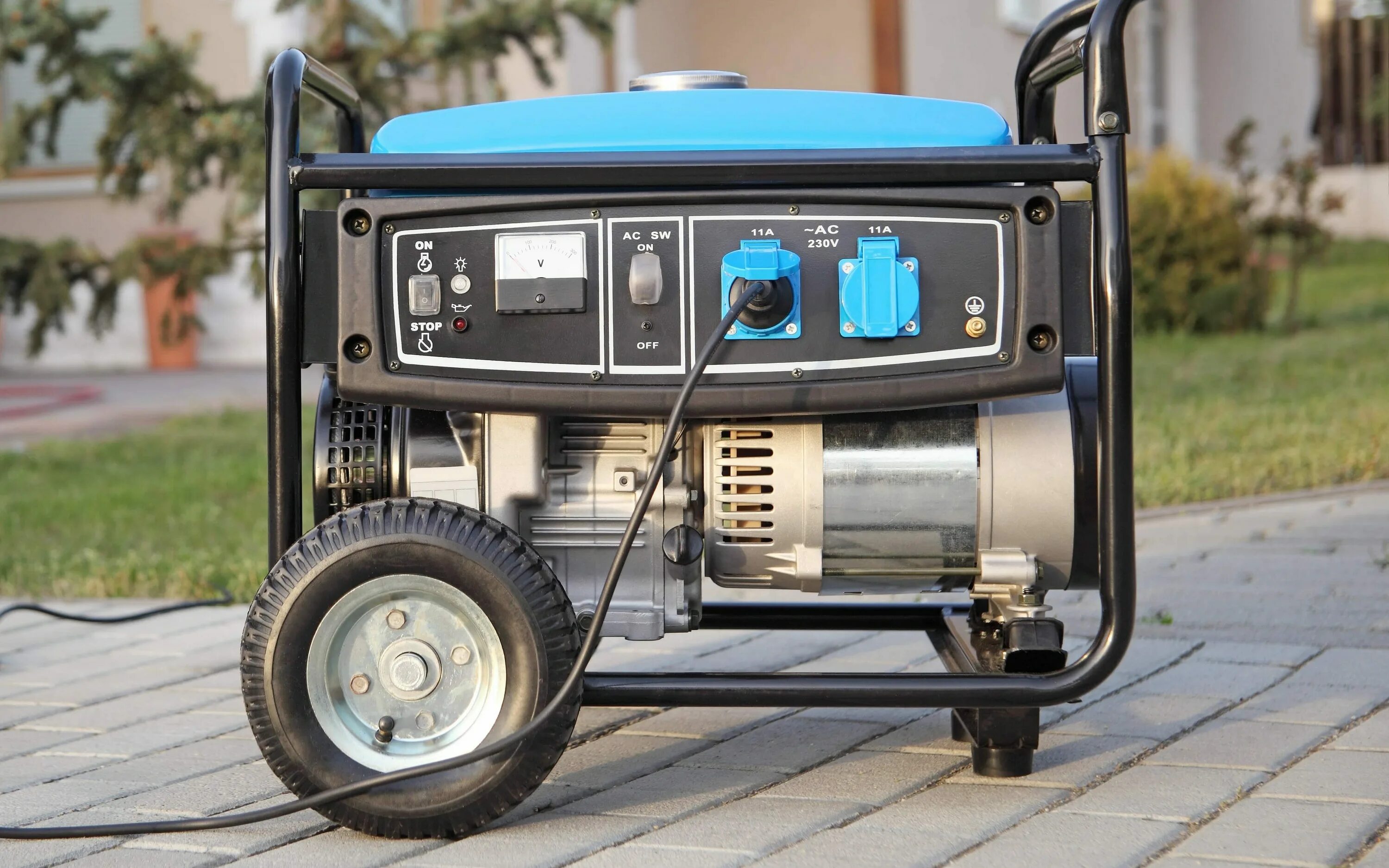 Бензогенератор diesel. Kipor kge6500e. Электрика генераторы. Бензиновый мини генератор на 220 вольт. Генератор движок bs4500e-iv.