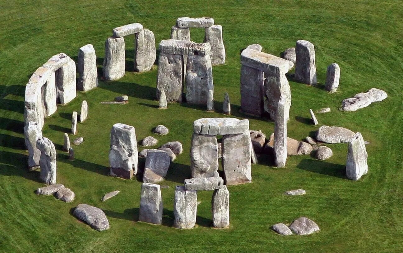 Monument stone. Стоунхендж Англия. Кромлех Стоунхендж Англия. Стоунхендж обсерватория каменного века. Мегалиты древности Стоунхендж.